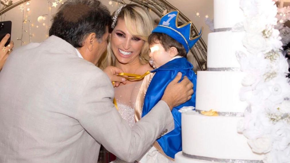 Vicky Xipolitakis con Salvador y su papá, de fiesta.