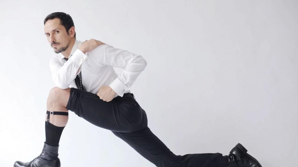 Carlos Casella, un talentoso multifacético que deslumbra sobre el escenario.