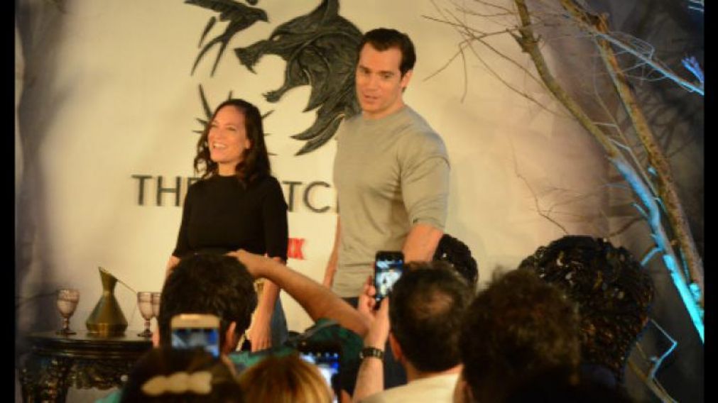 El actor junto a la guionista de la serie de Netflix.