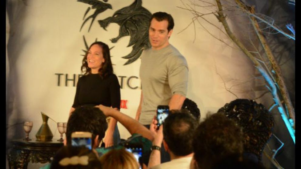 El actor junto a la guionista de la serie de Netflix.