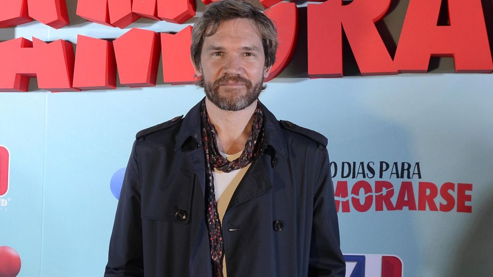 El divertido cruce de Juan Gil Navarro con una fan (Fernando Pérez Re/Diario Crónica).