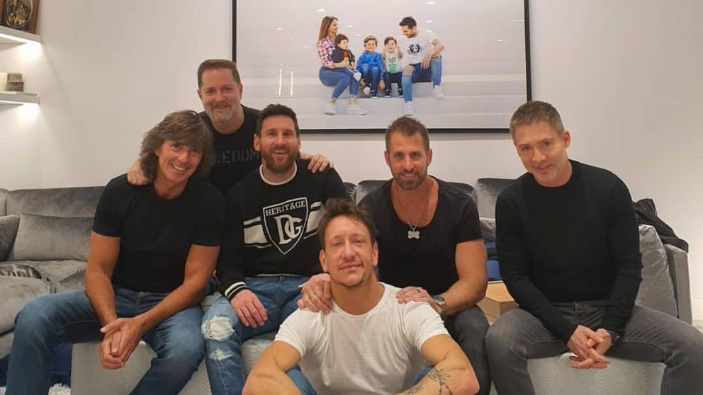 Adri�n Suar, Nicol�s V�zquez y Gustavo Berm�dez junto a Lionel Messi.