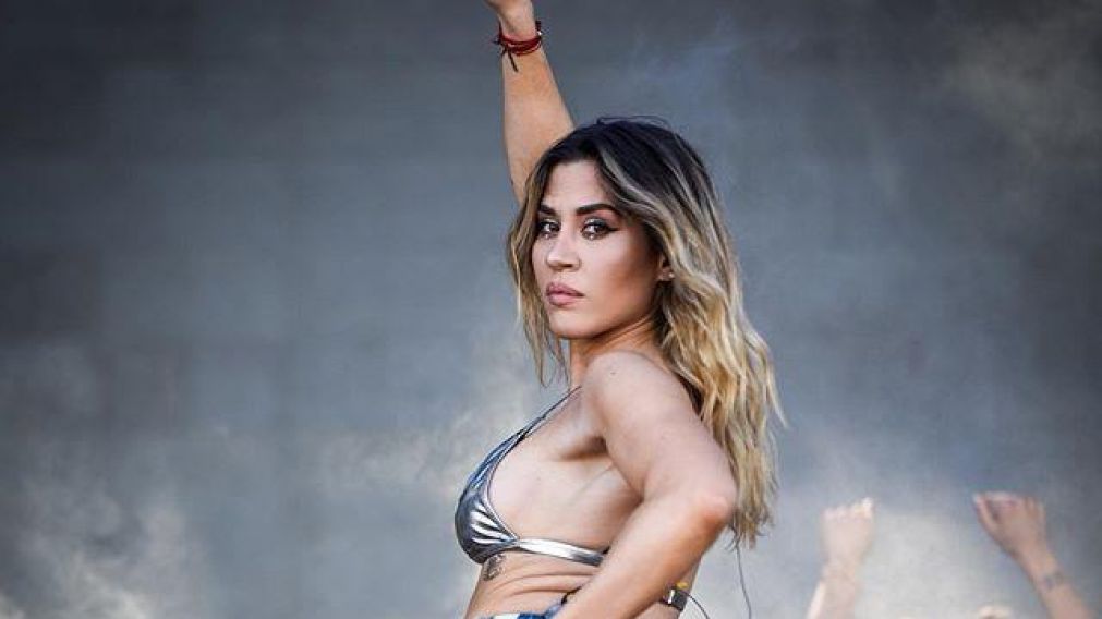 Jimena Bar�n, a los besos con un joven cantante. 