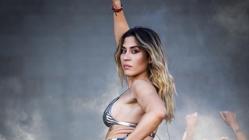 Jimena Barón, a los besos con un joven cantante.