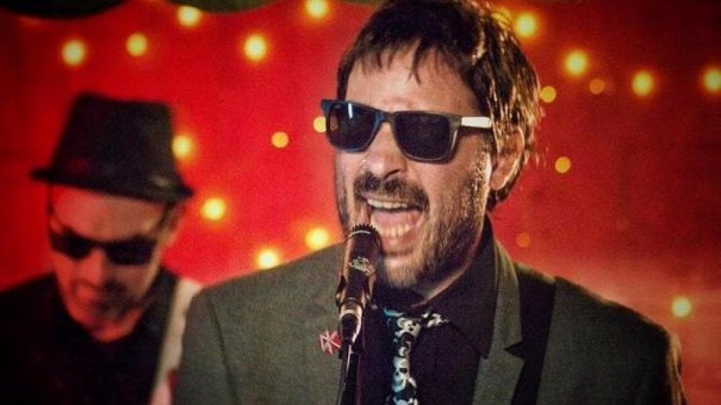 El vocalista falleció durante una presentación en la madrugada del viernes.