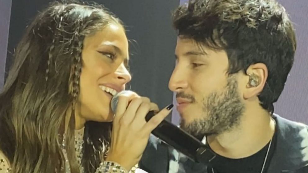 ¡Muy románticos! Tini Stoessel y Sebastián Yatra demostraron una vez más su gran amor en el escenario.