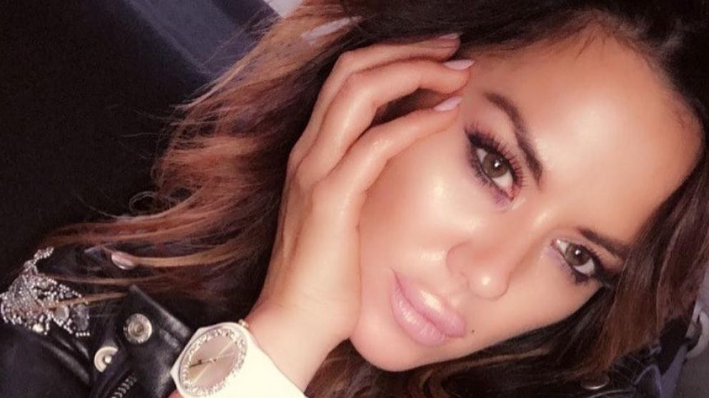 Terrible ca�da de Karina Jelinek en un desfile.