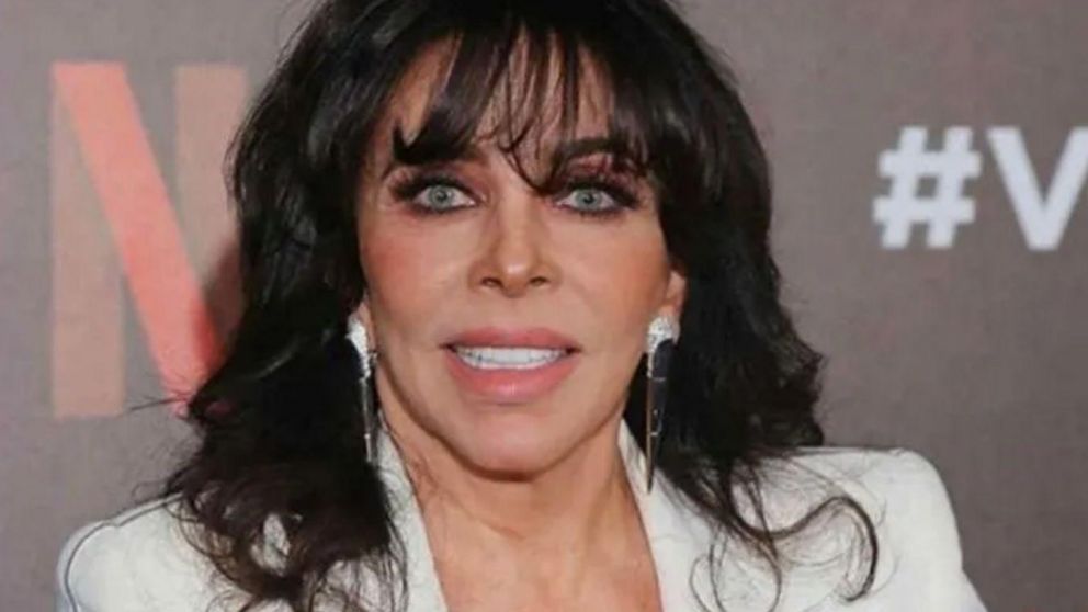 Verónica Castro, la chaparrita que siempre enamora.