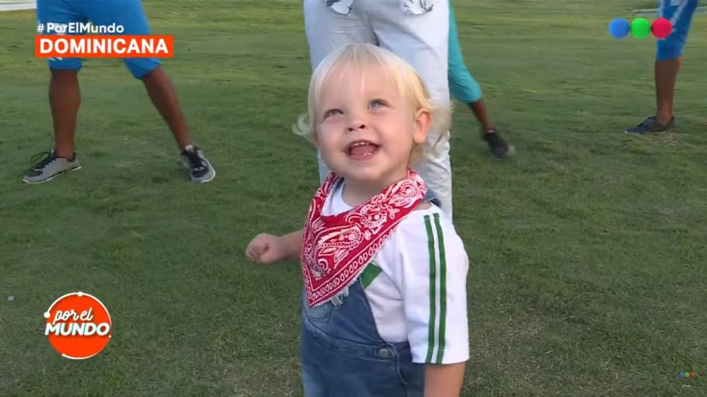 ¡Súper divertido! Mirko se movió al ritmo de la música.