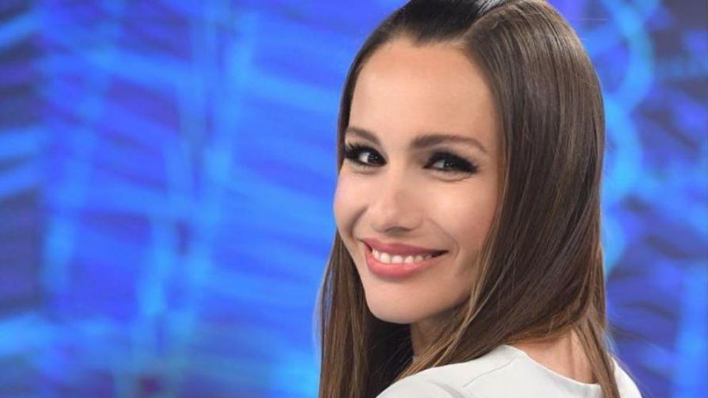 ¡A los besos! Pampita y su novio ya no esconden su amor.