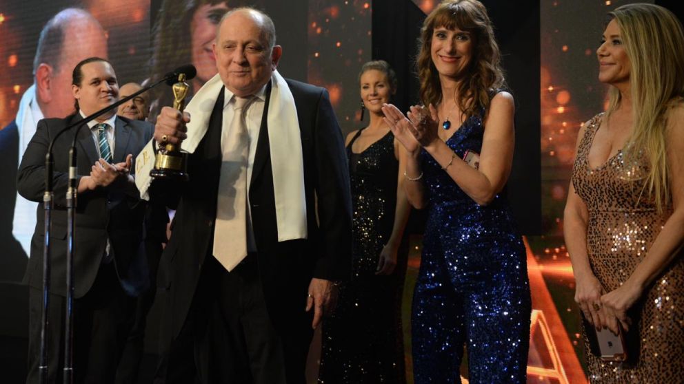 Chiche Gelblung se llevó la estatuilla por "Mejor noticiero" en los Martín Fierro de Cable 2019 (Crónica/Carlos Ventura).