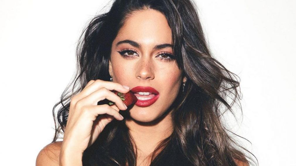 Tini Stoessel lanzó "Fresa" con mucha sensualidad y talento.
