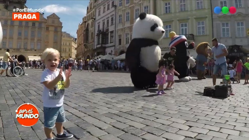 Mirko, muy entusiasmado con los osos de Praga.