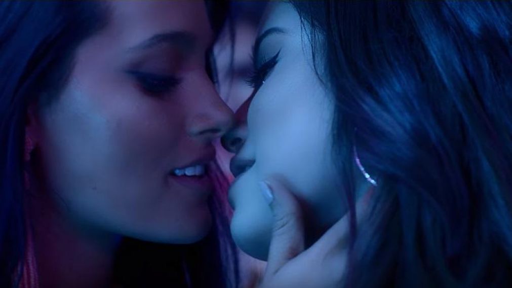 El apasionado beso entre Oriana Sabatini y Emilia Mernes.