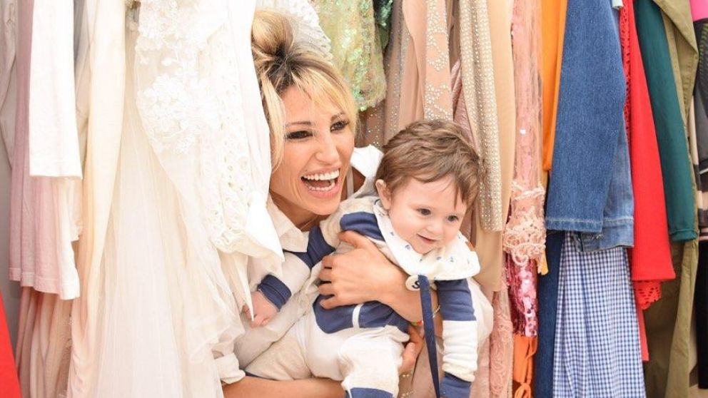 �Inesperado! Vicky Xipolitakis sorprendi� con una producci�n de fotos junto a su hijo.