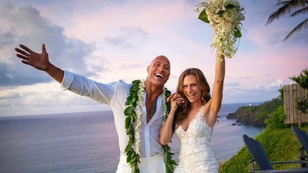 La Roca y Lauren Hashian unieron su amor en una boda secreta en Hawaii.