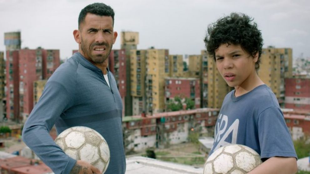 Carlos Tévez junto al actor que lo interpreta en "Apache".