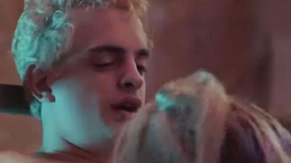 Fuerte escena sexual.