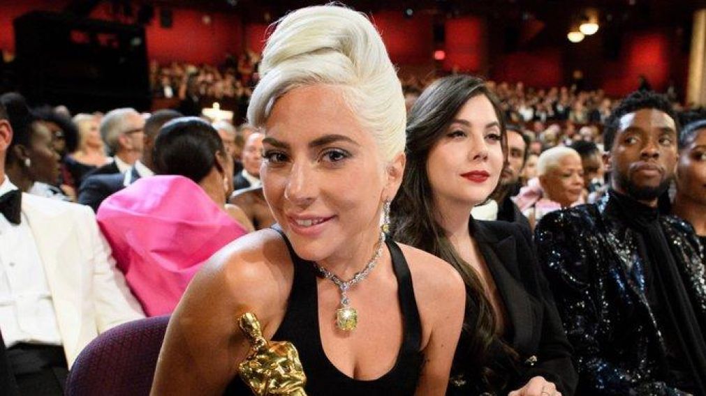 Lady Gaga se mostr� a los besos con un hombre que no es Bradley Cooper. 