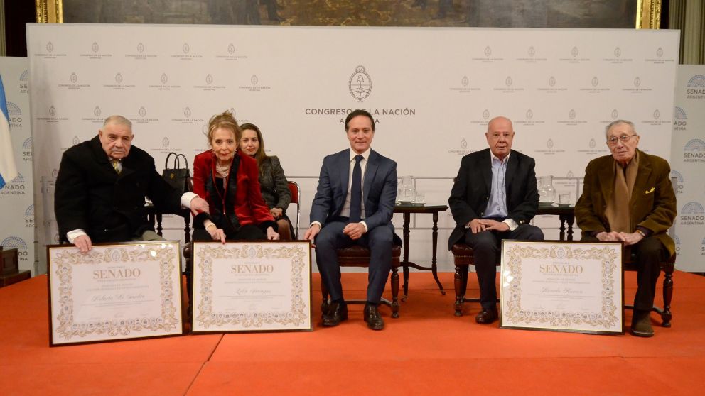 Pinky, Roberto di Sandro y Ricardo Romero,distinguidos en el Congreso (Pérez Re - Crónica)