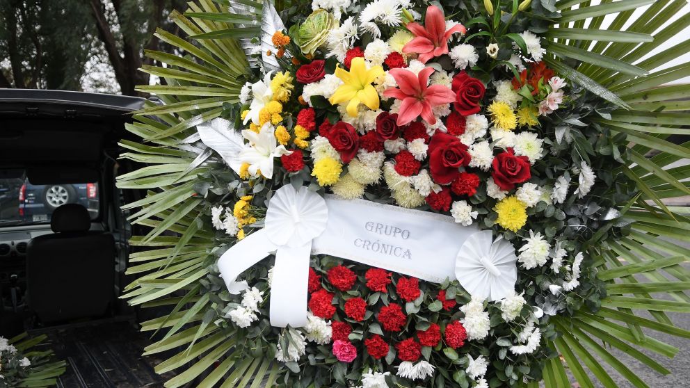 La corona de flores de la gente de Crónica (Rubén Paredes/Crónica).