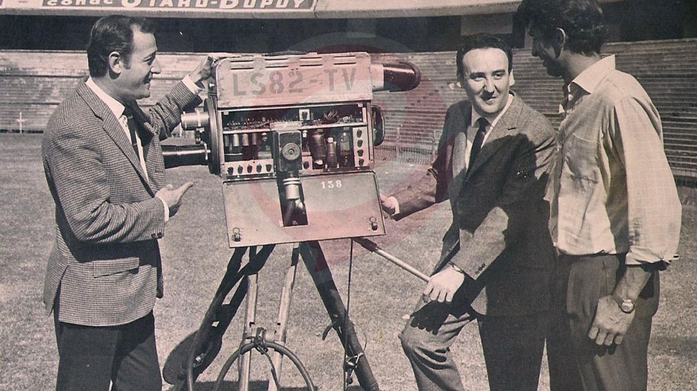 García en la Bombonera junto a Antonio Ubaldo Rattín, ex jugador de Boca. (Archivo Diario Crónica)