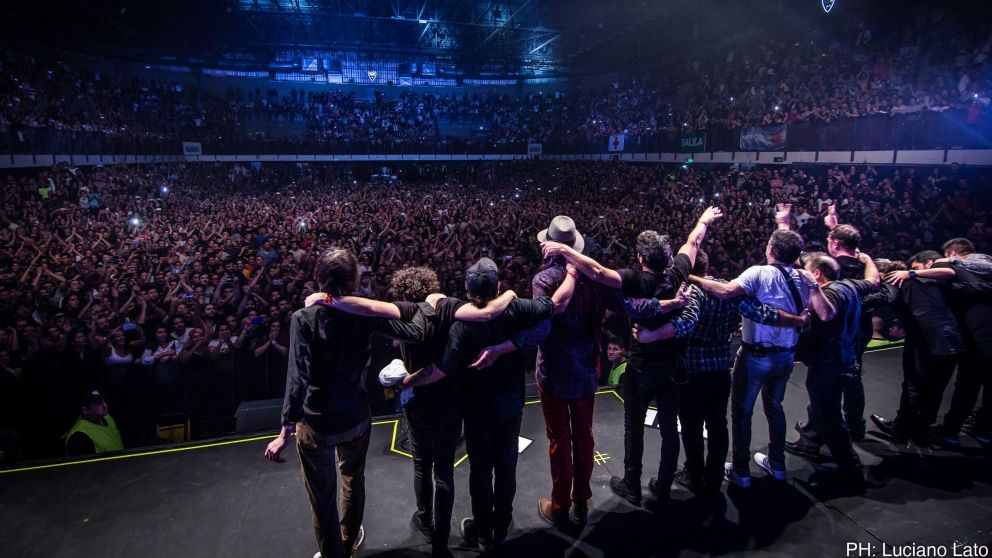 Así cerraban los Caballeros el gran show en La Paternal.