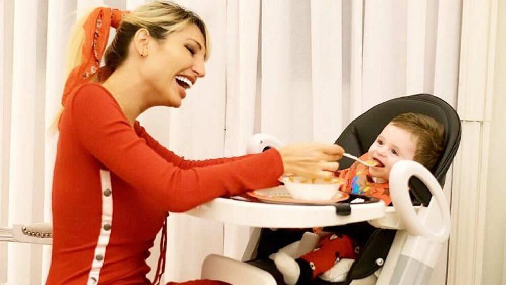 Vicky Xipolitakis, muy tierna con su bebé.