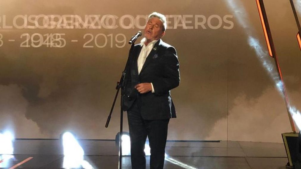 Ricardo Montaner cantó en el homenaje a los artistas fallecidos.