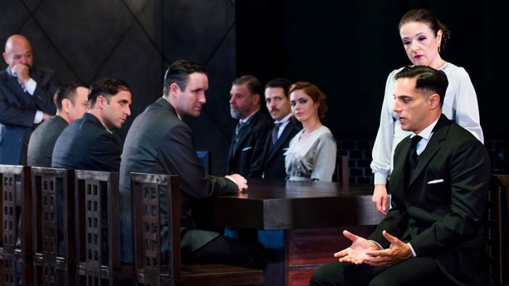 "Hamlet" se luce en las tablas porteñas.