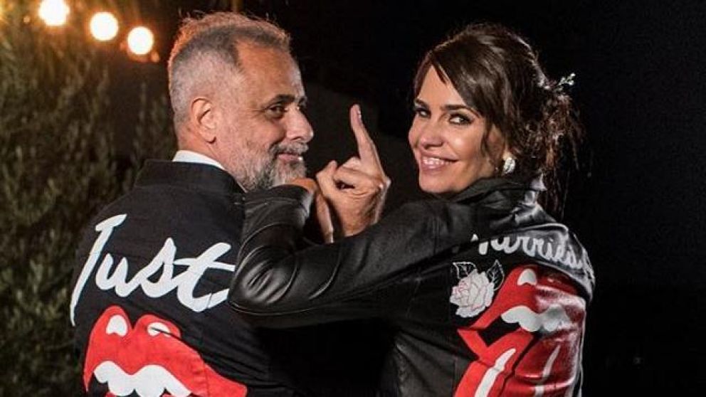 Las bellas postales de las vacaciones de la pareja.