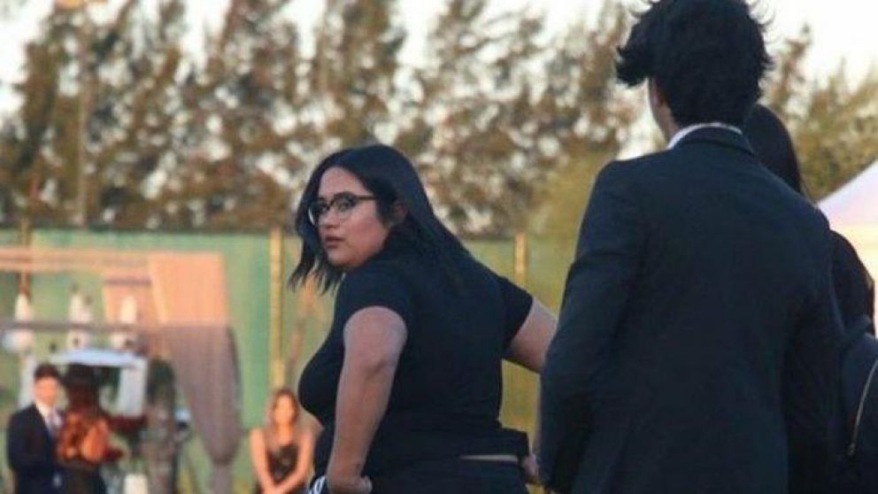 La llamativa acción de la joven.