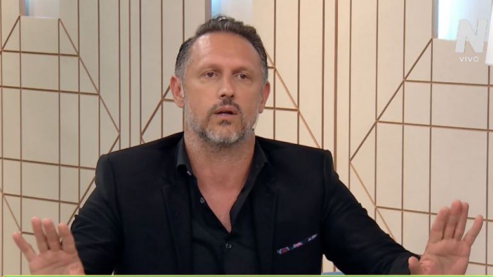 El periodista, afuera de "Chismoses".