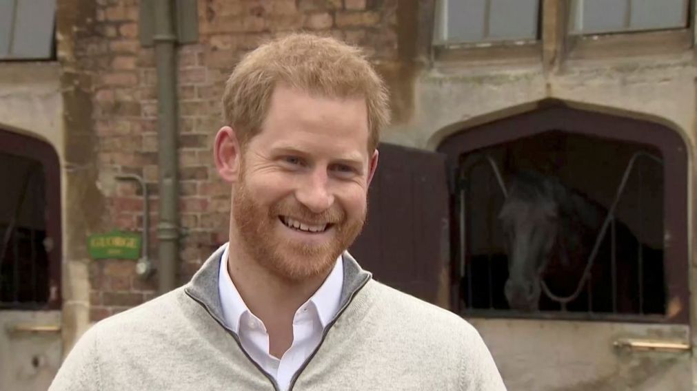 El príncipe Harry anunció el nacimiento de su hijo ante los medios.