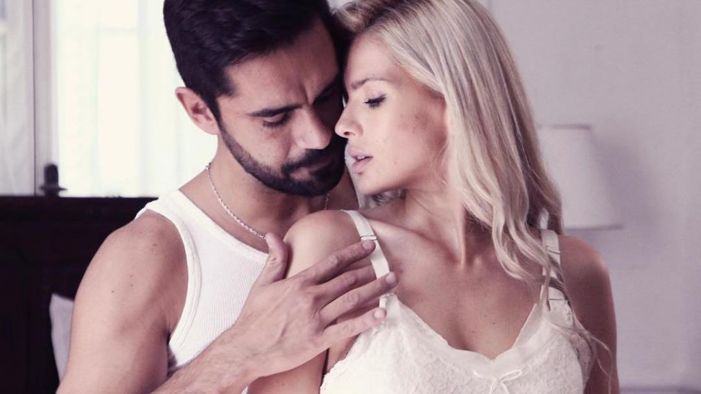 La rom�ntica y apasionada escena de los actores. 