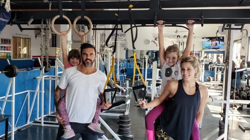 La pareja compartió una jornada de entrenamiento con las niñas.