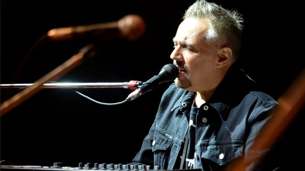 Alejandro Lerner presenta el tema “Un día como cualquier día” para homenajear a las víctimas y a los sobrevivientes del ataque terrorista.