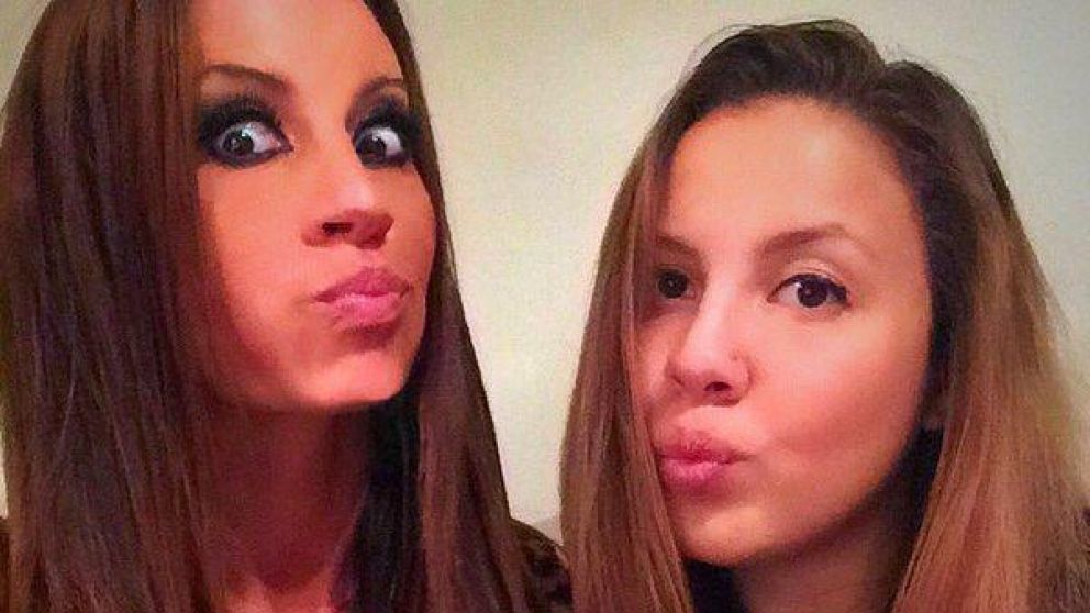 Antonella, ya sin su mamá, cuida de su hermano menor.