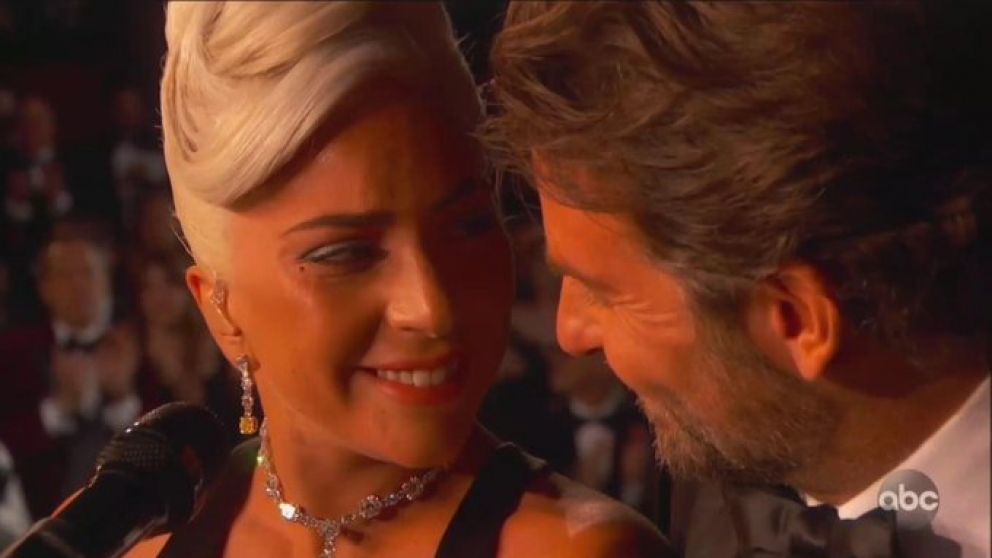 La pareja de "A Star Is Born" cantó "Shallow" y ganó el Óscar.
