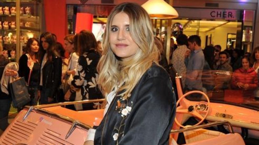 La blonda, separada de su novio. 