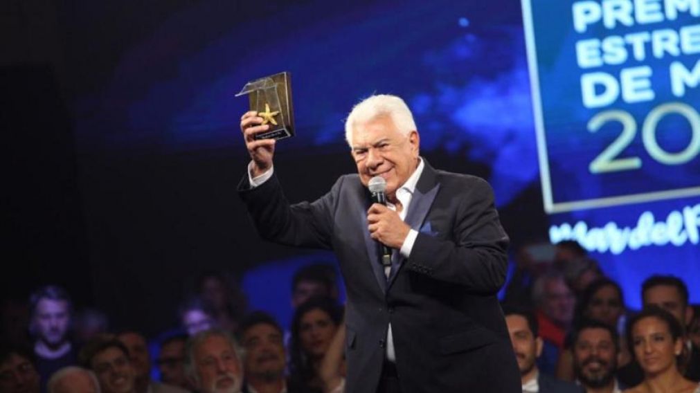 El actor y cantante se quedó con el máximo premio de la temporada en Mar del Plata (foto @ElmarplatenseOK).