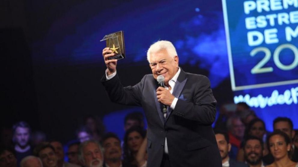 El actor y cantante se quedó con el máximo premio de la temporada en Mar del Plata (foto @ElmarplatenseOK).