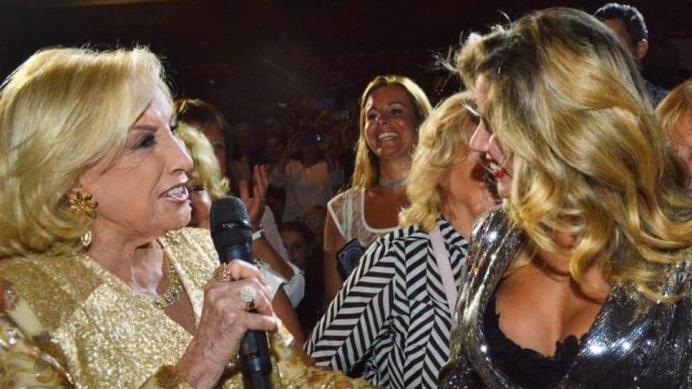 La conductora visitó a la obra encabezada por Laurita Fernández.