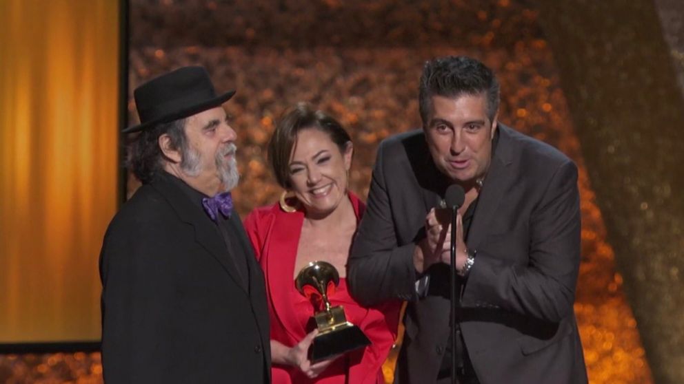 Claudia Brant subió al escenario junto a sus colaboradores.