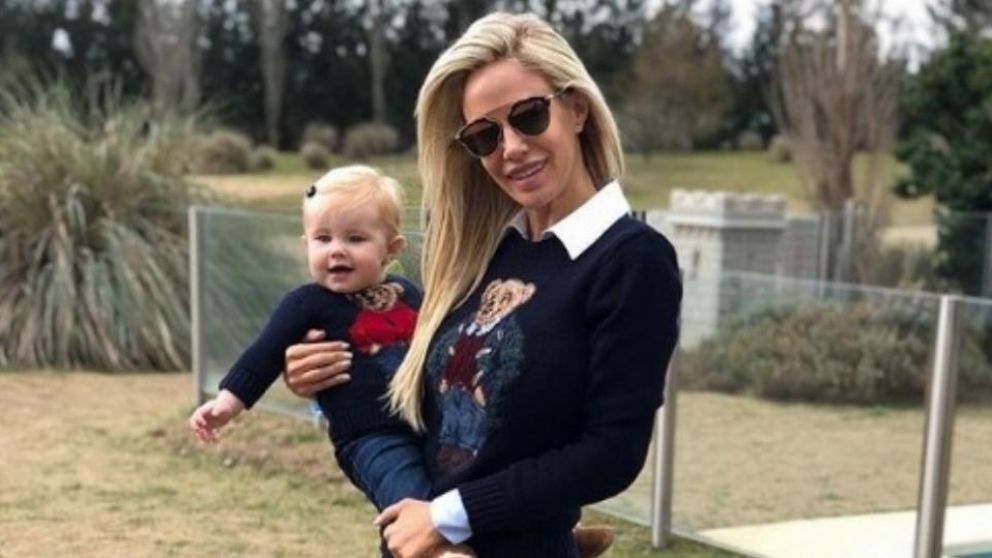 La modelo enterneció a sus seguidores con las fotos de la beba.