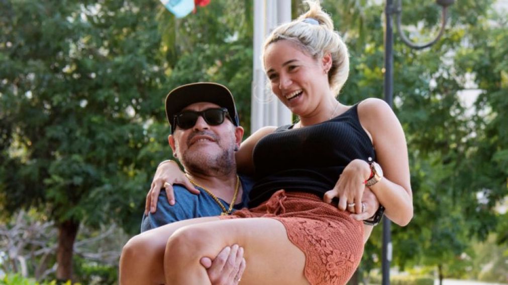 "Algunos dicen que lo empuj� y rod� por una escalera, otros dicen que lo empuj� y cay� mal. Eso le gener� la lesi�n en el hombro. Siempre hubo violencia", concluy�.�