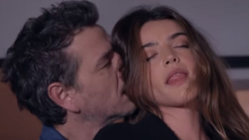 Escena jugada entre los protagonistas de "Campanas en la noche".