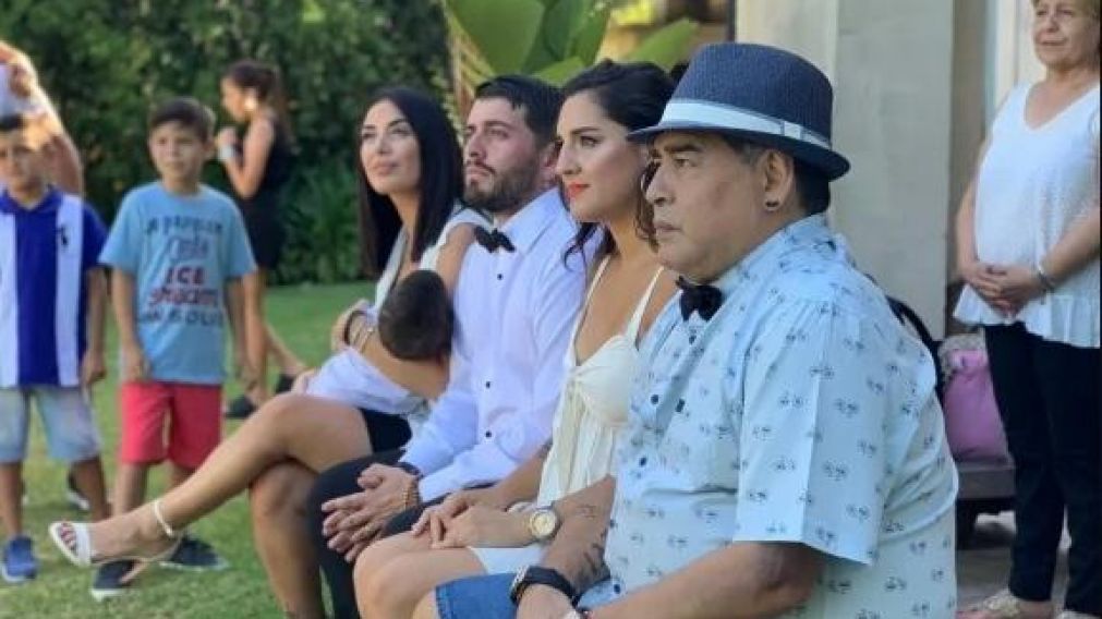 El momento familiar de Maradona. 