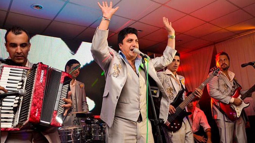 El m�sico choc� y volc� con su veh�culo.