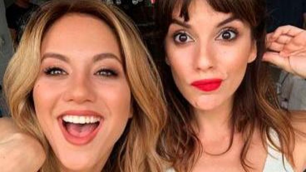 Las actrices se fueron a jugar a la plaza en un recreo de filmación